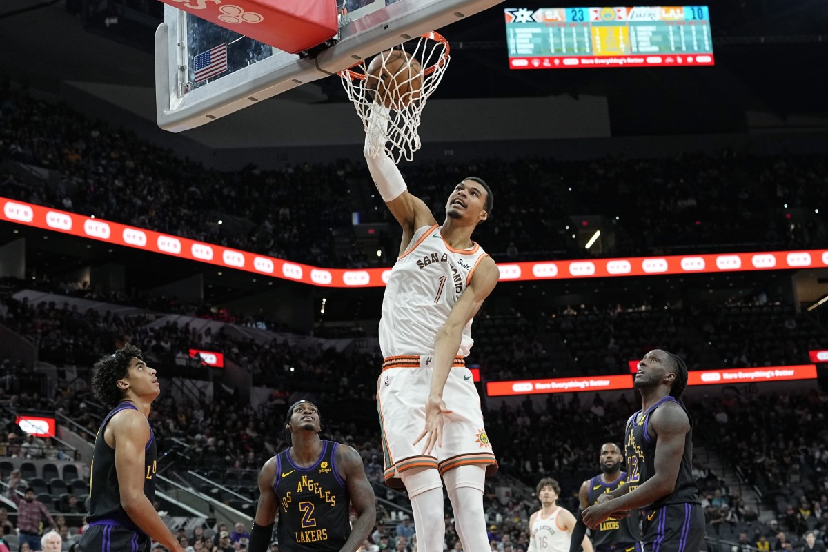 San Antonio Spurs forward Victor Wembanyama (1) dunks